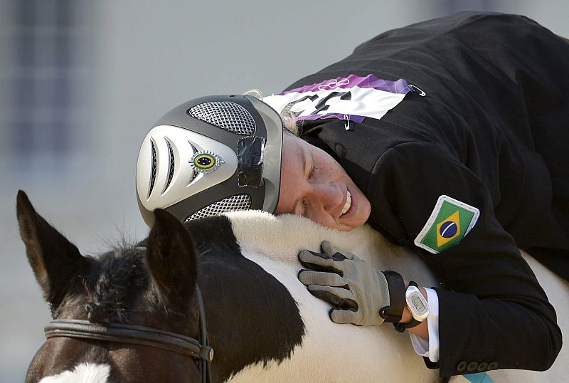 La brasileña Yane Marques compite en la prueba de hípica del Pentatlón moderno femenino de los Juegos Olímpicos de Londres 2012.