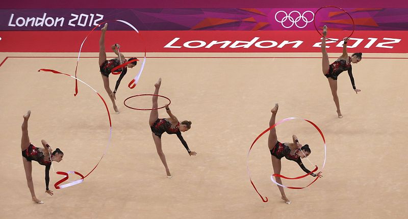 Las gimnastas del equipo de España, durante el ejercicio de cinta de la final de concurso múltiple por equipos de gimnasia rítmica en los Juegos Olímpicos de Londres 2012.