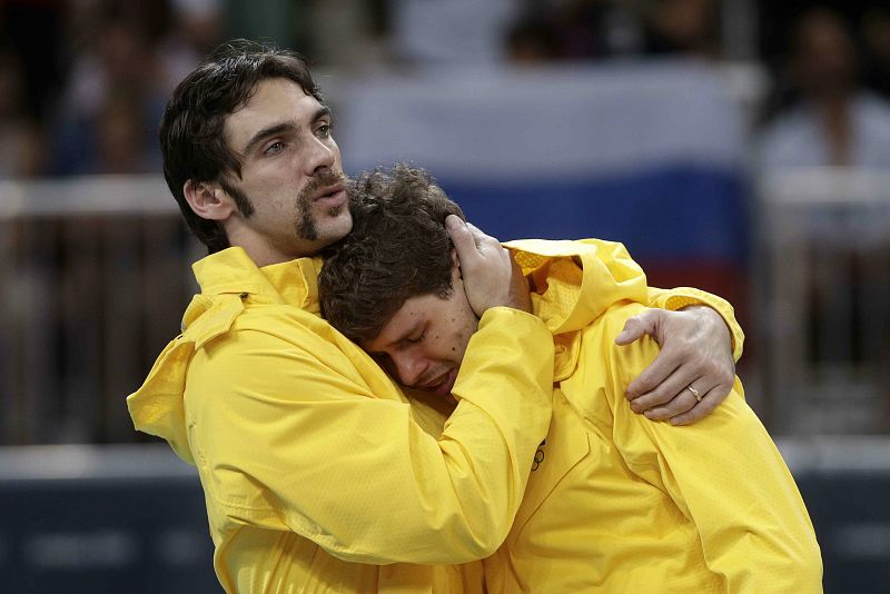 Los brasileños Gibaiz, y Bruno Rezende, tras perder la final olímpica de voleibol contra Rusia por 3-2.