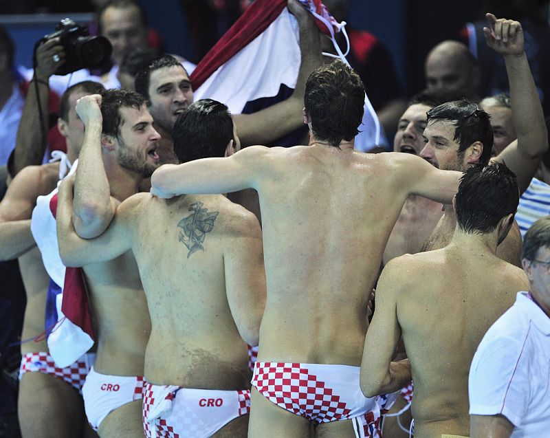 Los jugadores croatas celebran la victoria de su selección en la final de la competición de waterpolo masculino de los Juegos Olímpicos de Londres 2012 que enfrenta a Croacia contra Italia en Londres.