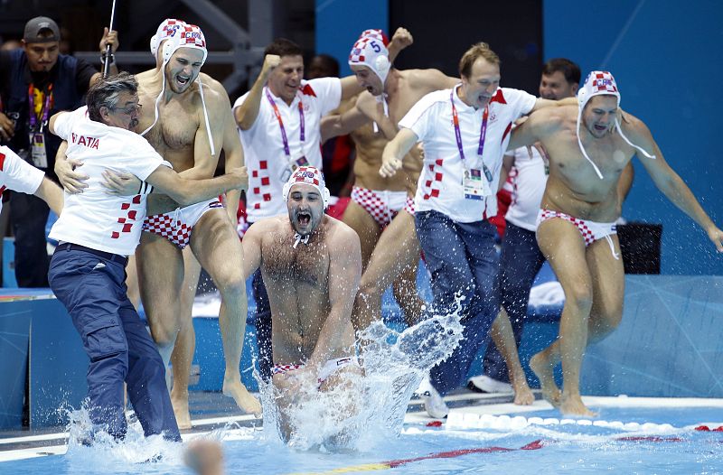 Los croatas celebran la victoria de su selección en la final de la competición de waterpolo masculino de los Juegos Olímpicos de Londres 2012.