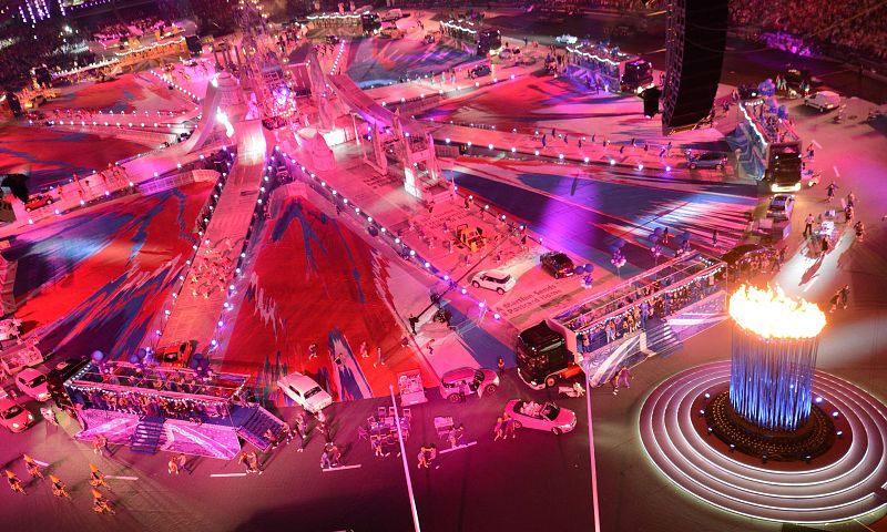 Vista general del estadio con el pebetero y la llama olímpica en primer término