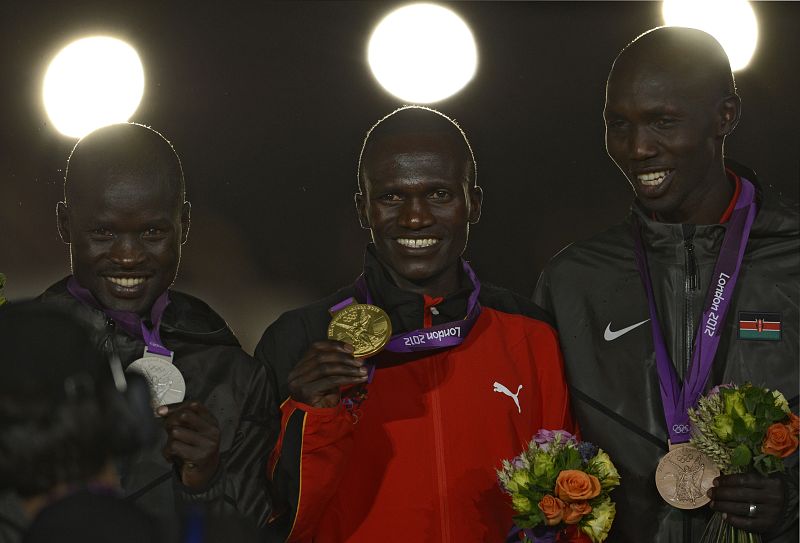 La entrega de medallas de la maratón masculina