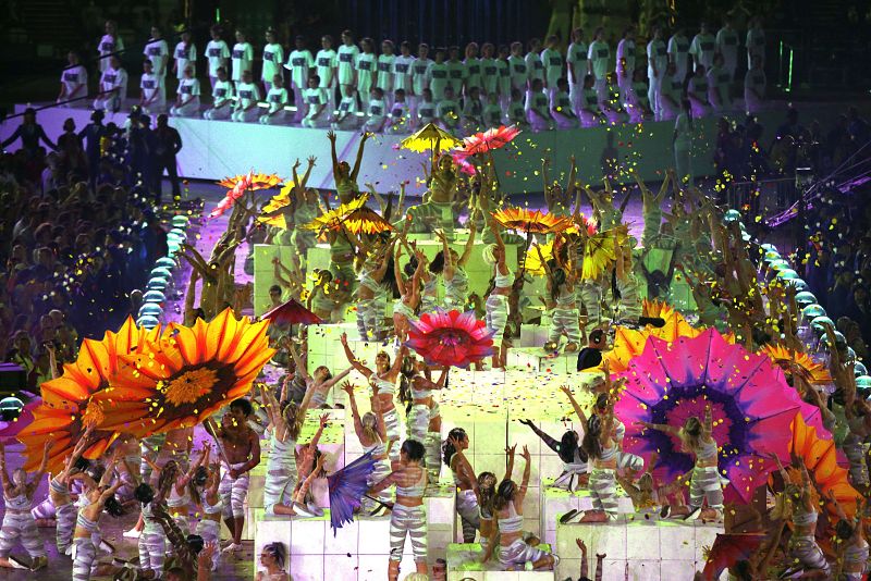 Colorido espectáculo en el estadio olímpico