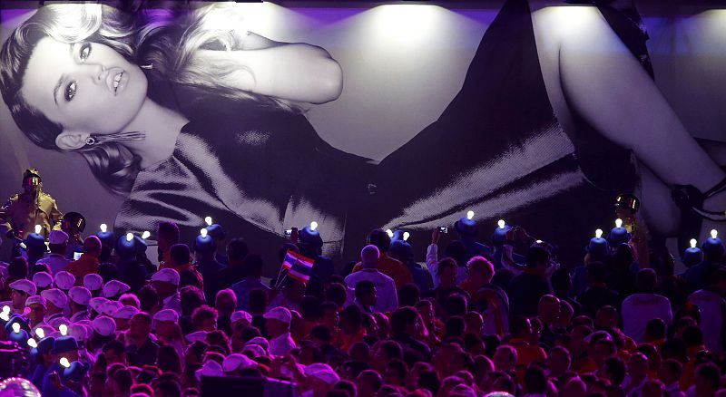 Un poster gigante con una imagen de la modelo Georgia May Jagger