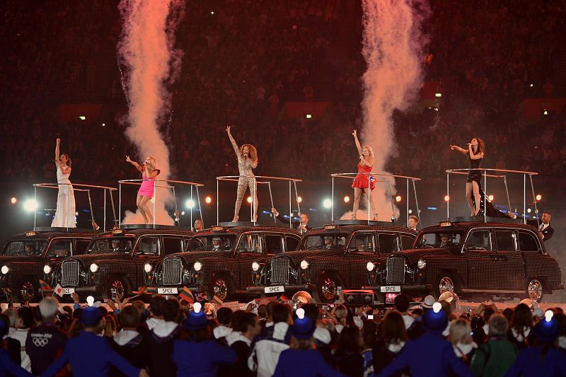 Las Spice Girls a lomos de los clásicos taxis londinenses
