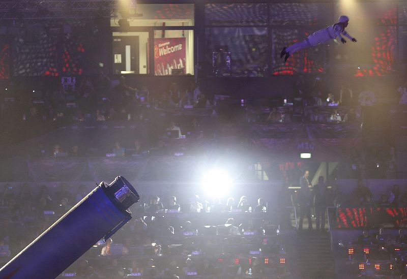 El hombre bala sobrevuela el estadio olímpico