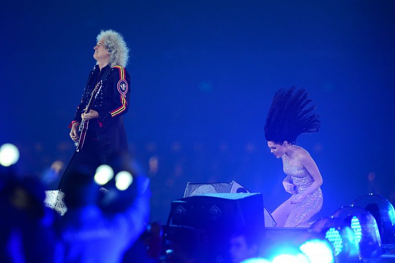 Brian May, el guitarrista de Queen, con Jessie J