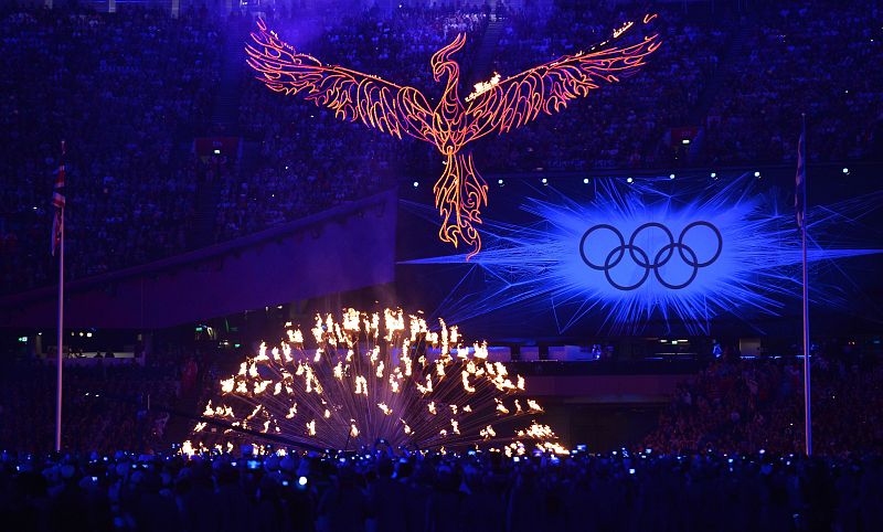 Desciende el pebetero con la llama olímpica