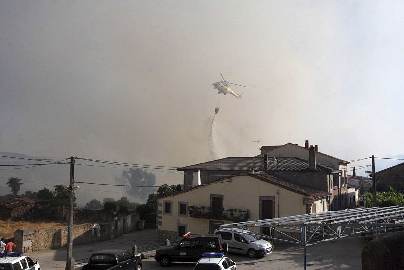 El fuego, avivado por el fuerte viento, no da tregua en la Sierra de Béjar