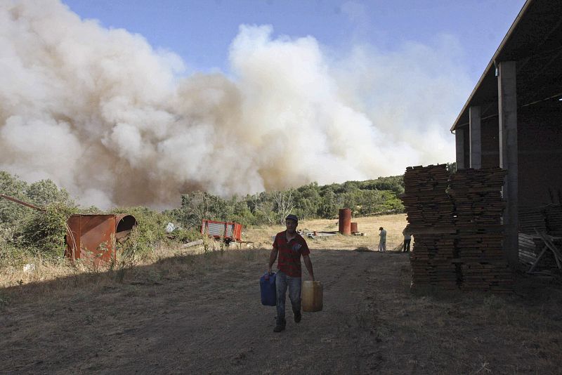 Los vecinos de Valdefuentes (Salamanca) deslojam una nave agrícola por temor a las llamas.