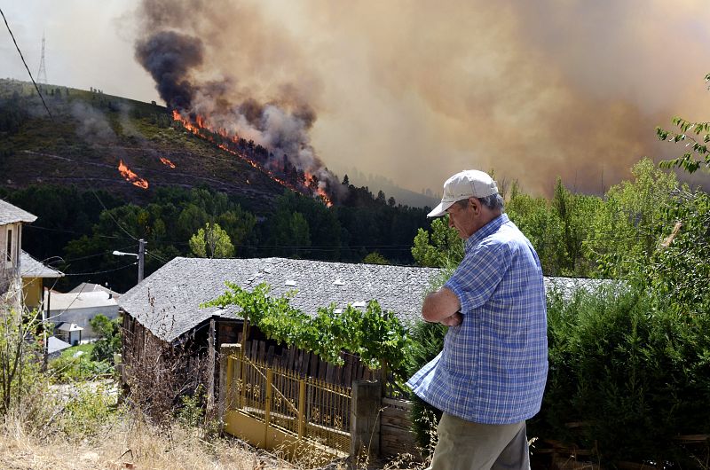 EL INCENDIO O BARCO SE EXTIENDE Y OBLIGA A DESALOJAR A VECINOS LIMÍTROFES