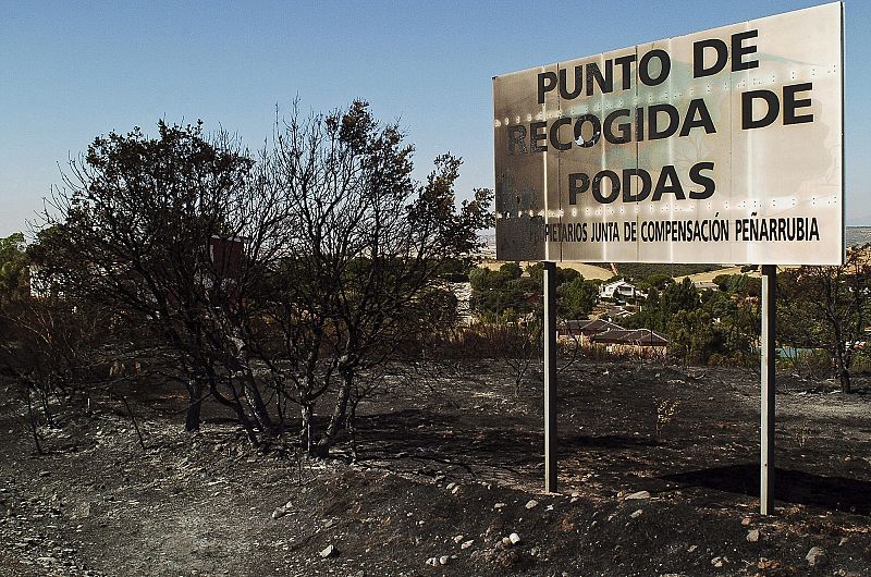 Vista exterior de como ha quedado una urbanización de Uceda (Guadalajara) tras ser pasto de las llamas