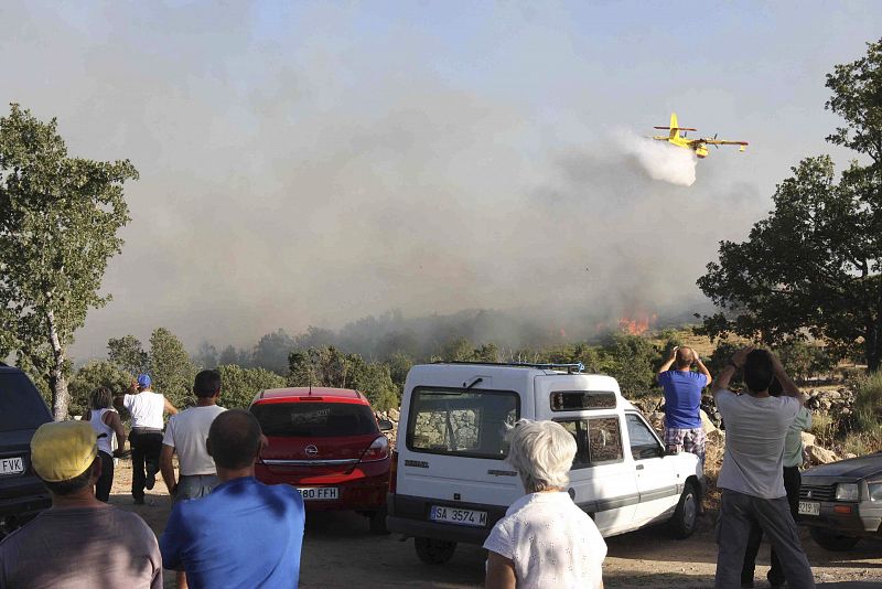 El fuego, avivado por el fuerte viento, no da tregua en la Sierra de Béjar