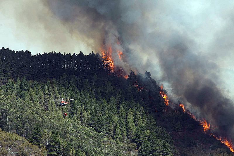 EL CALOR Y LA OROGRAFÍA DIFICULTAN LAS TAREAS DE EXTINCIÓN EN TENERIFE