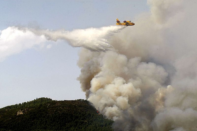 Un hidroavion realiza una descarga en el incendio de La Torre de les Maçanes, en Alicante