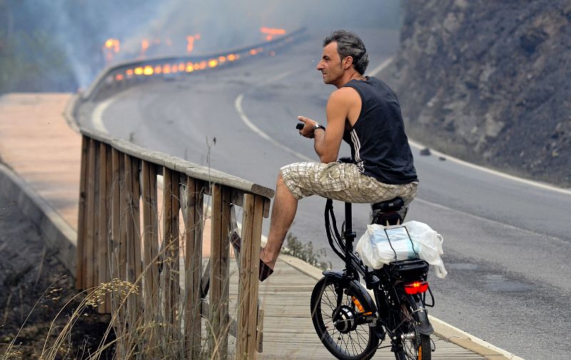 Un vecino de la localidad orensana de O Barco observa las llamas del incendio