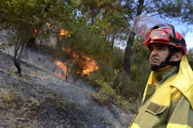 Un brigadista en el pueblo de A Veiga de Cascalla, ante el fuego iniciado en O Barco de Valdeorras, en Ourense