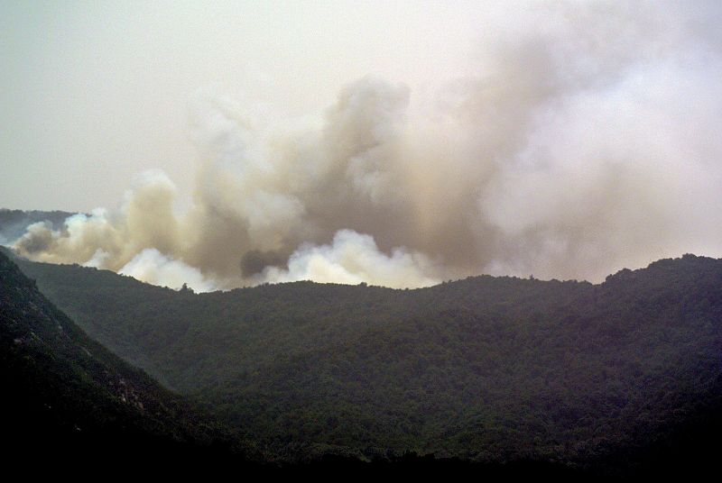 Vista del incendio forestal de La Gomera que ha tenido tres frentes activos y se ha reactivado por las altas temperaturas y vientos de hasta 50 kilometros por hora