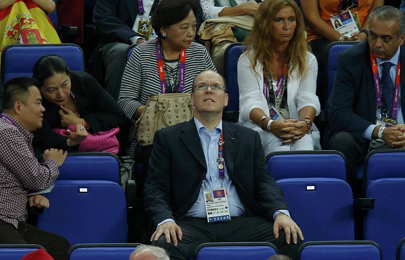 El príncipe Alberto de Mónaco espera en solitario el inicio del partido de baloncesto entre Estados Unidos y España.