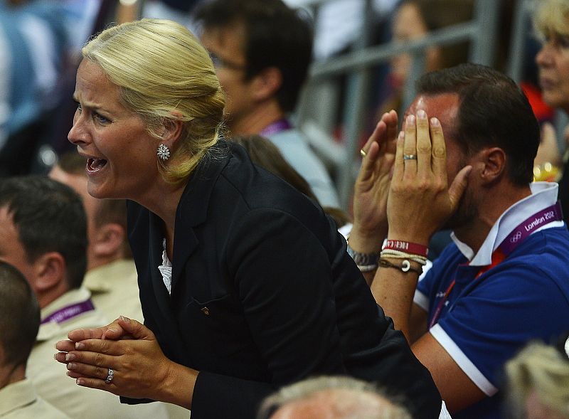 En la última jornada de los Juegos Olímpicos hemos visto a otros miembros de las realezas europeas, como a la princesa Mette-Marit de Noruega, que vivió intensamente la final de balonmano entre el equipo su país y Montenegro.