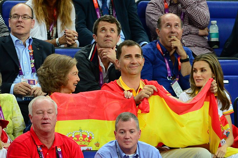 Los príncipes de Asturias y la reina, animando a la selección española de baloncesto.
