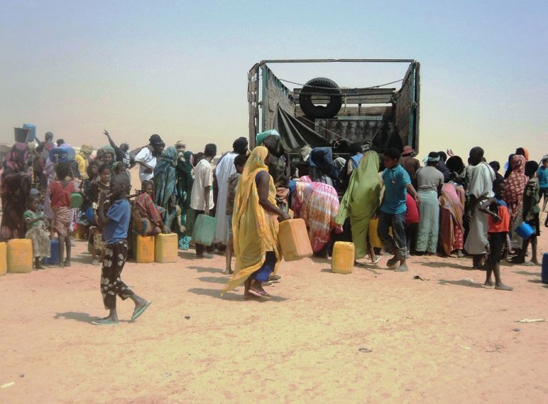 Distribución de agua en Fassala, en Mauritania, entre refugiados malienses.