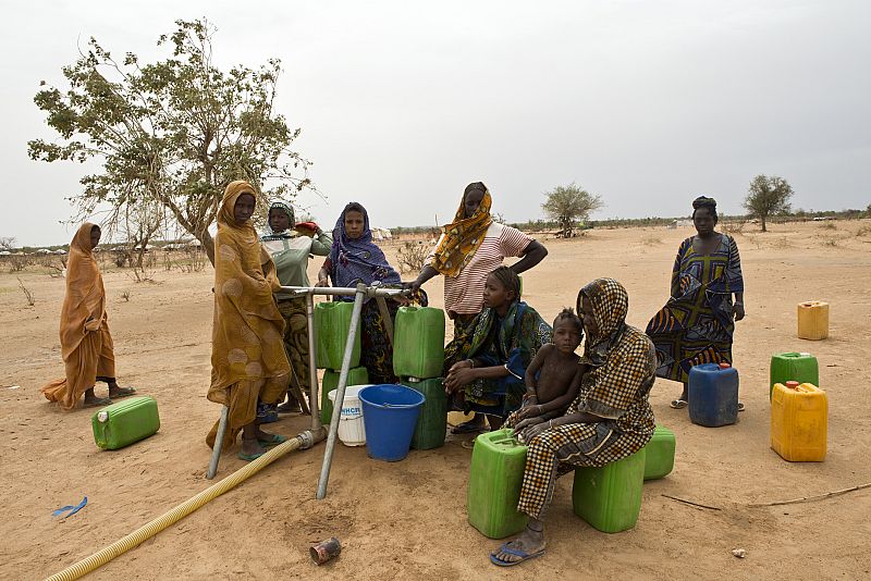 Refugiadas malienses recogen el agua en el campamento de Damba, en Burkina Faso.