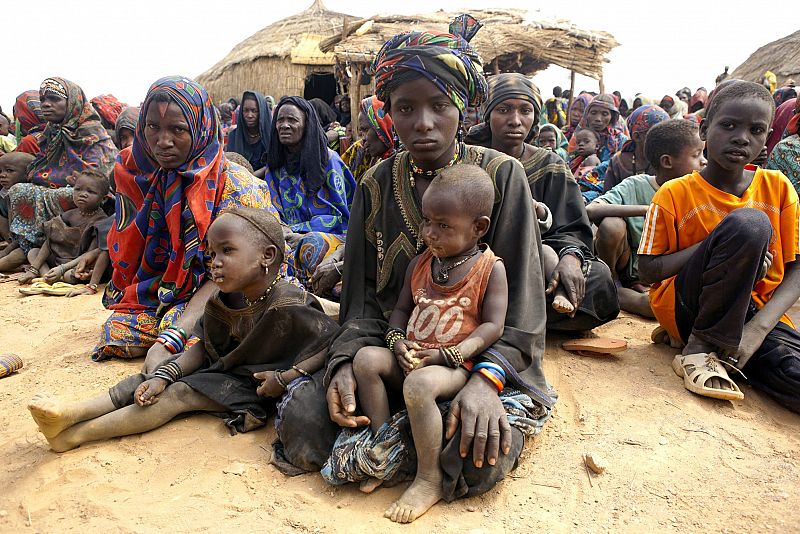 Una refugiada maliense y su familia, a la espera de recibir ayuda en Gaoudel, en el distrito de Ayorou, en el norte de Níger.