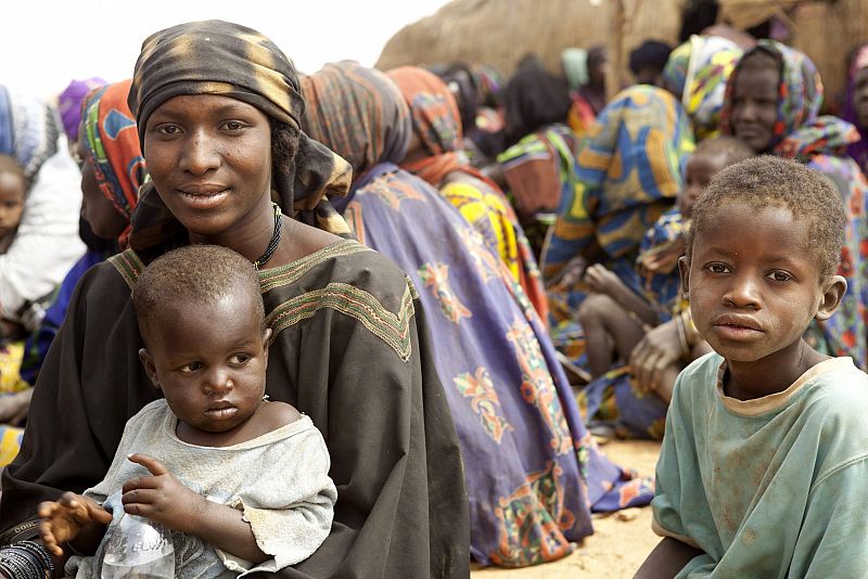Una refugiada maliense y sus hijos en Gaoudel, en el distrito de Ayorou, en el norte de Níger.