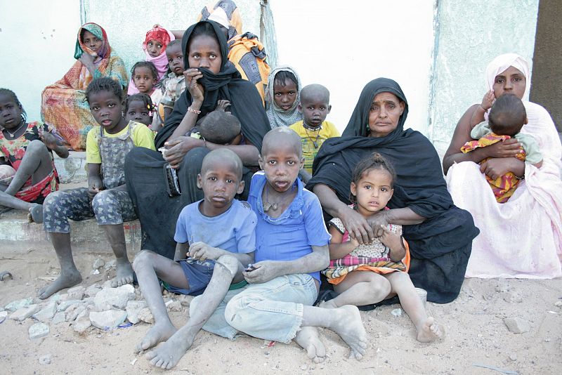 Refugiados malienses a la espera de ayuda médica en Fassala, en Mauritania.