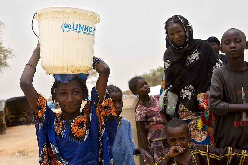 Una joven refugiada maliense recoge agua de un pozo en Mangaize, en Níger.