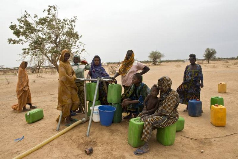 Refugiadas malienses recogen el agua en el campamento de Damba, en Burkina Faso.