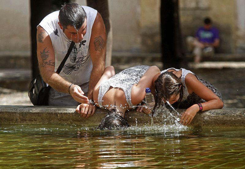 Turistas mojan sus cabezas en una fuente en Cordoba