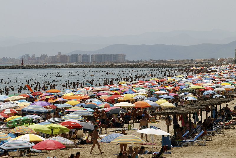 Cientos de personas se agolpan en la playa de El Faro en Cullera, Valencia