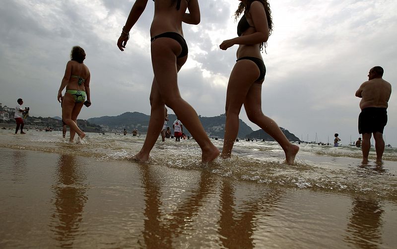 Numerosas personas pasean por la playa de La Concha de San Sebastian