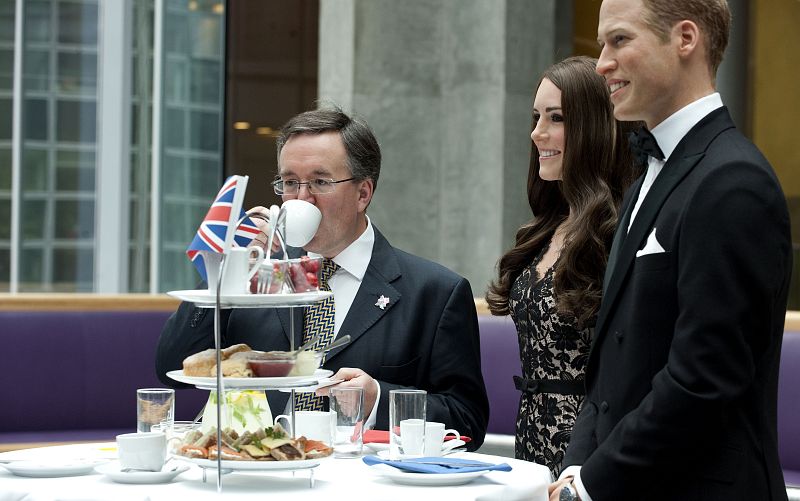 El Madame Tussaud organiza una merienda a la hora del té para celebrar la exposición de las nuevas figuras.