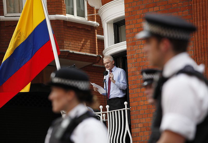 JULIAN ASSANGE HABLA PÚBLICAMENTE DESDE LA EMBAJADA DE ECUADOR EN LONDRES