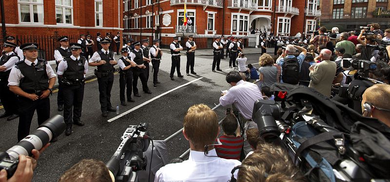 JULIAN ASSANGE HABLA PÚBLICAMENTE DESDE LA EMBAJADA DE ECUADOR EN LONDRES