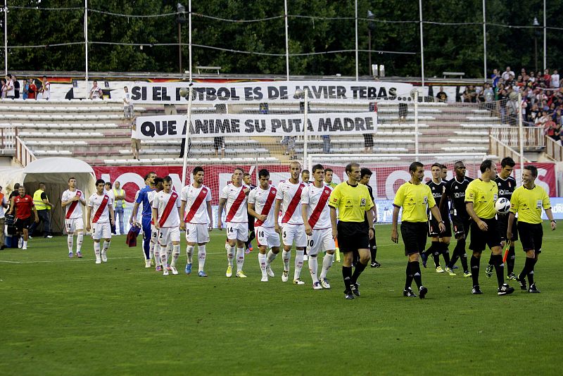 Los aficionados del Rayo Vallecano conocidos como "Los Bucaneros", muestran su descontento con una pancarta al inicio del encuentro entre el Rayo Vallecano y el Granada.