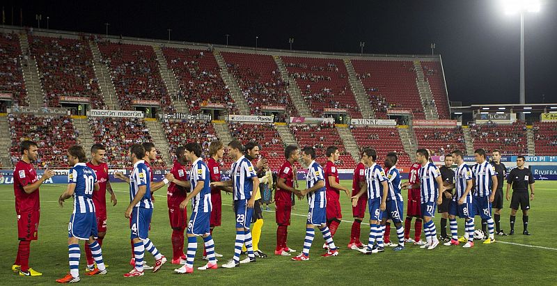 Los jugadores del RCD Espanyol y del RCD Mallorca en el partido disputado el sábado a las 23:00 horas en el estadio Iberostar de la capital balear, al fondo la grada prácticamente vacía.