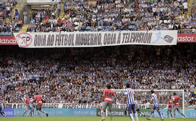 Una pancarta colocada por los aficionados del Deportivo de La Coruña durante el encuentro frente a Osasuna, expresa el malestar de la hinchada a la disputa de partidos los lunes.