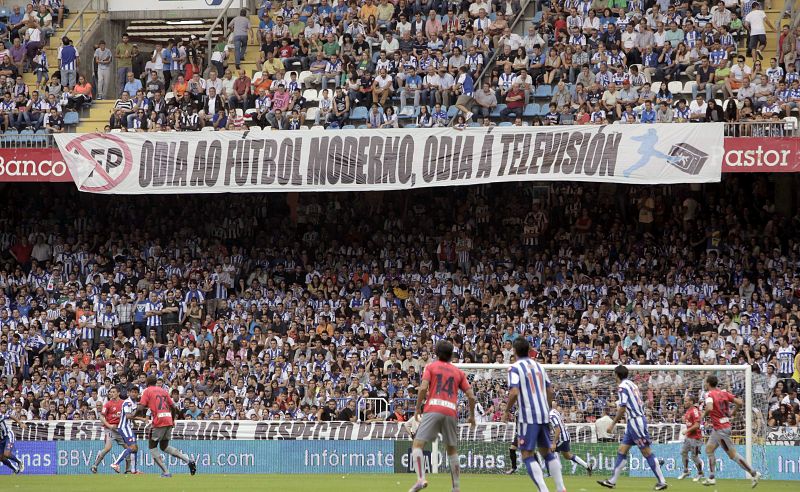 Una pancarta colocada por los aficionados del Deportivo de La Coruña durante el encuentro frente a Osasuna, expresa el malestar de la hinchada a la disputa de partidos los lunes.