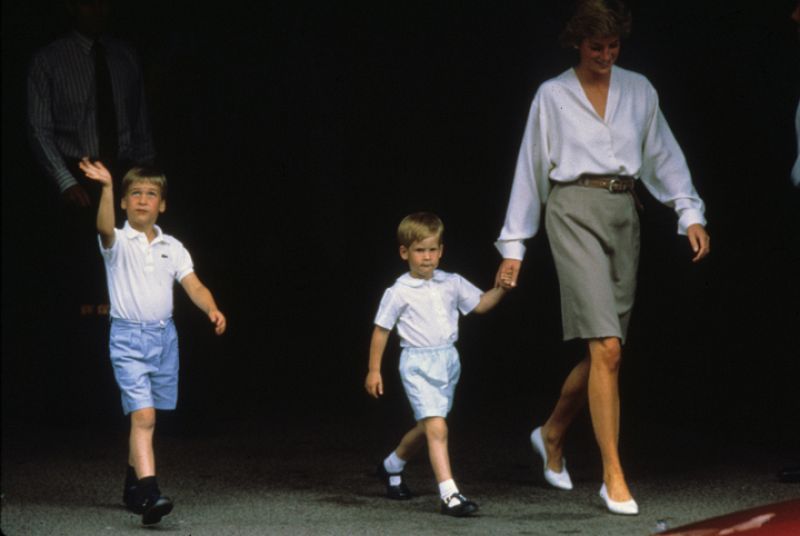 Los príncipes Guillermo y Enrique dando un paseo con su madre la princesa Diana