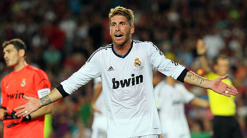 Sergio Ramos pide explicaciones y se queja durante el partido de ida de la Supercopa de España.