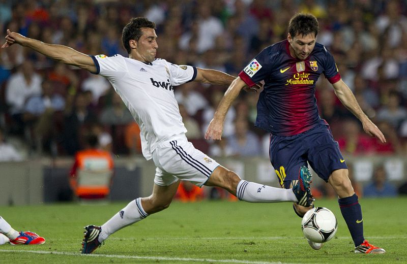 Leo Messi, del FC Barcelona, lucha el balón con Álvaro Arbeloa, del Real Madrid, durante el partido de ida de la Supercopa de España.