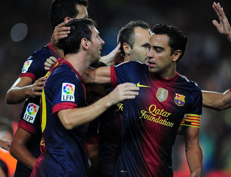 El delantero del F.C. Barcelona celebra su gol, el segundo de su equipo con sus compañeros de equipo.
