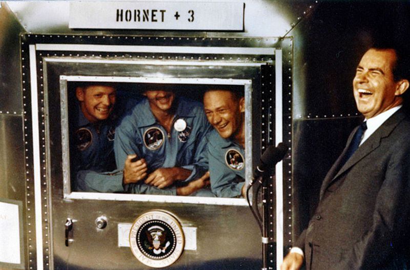 Los astronautas del Apolo 11, Armstrong (L),  Michael Collins (C), and Buzz Aldrin, se ríe con el presidente Richard Nixon a bordo del USS Hornet