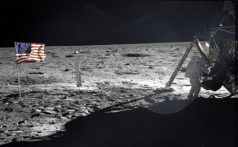 Neil Armstrong en una imagen en la Luna con la bandera americana