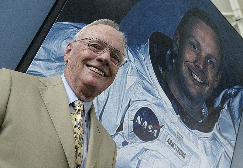 El astronauta Neil Armstrong posa junto a su foto en el Museo Príncipe Felipe, en Valencia, el 26 de julio de 2005